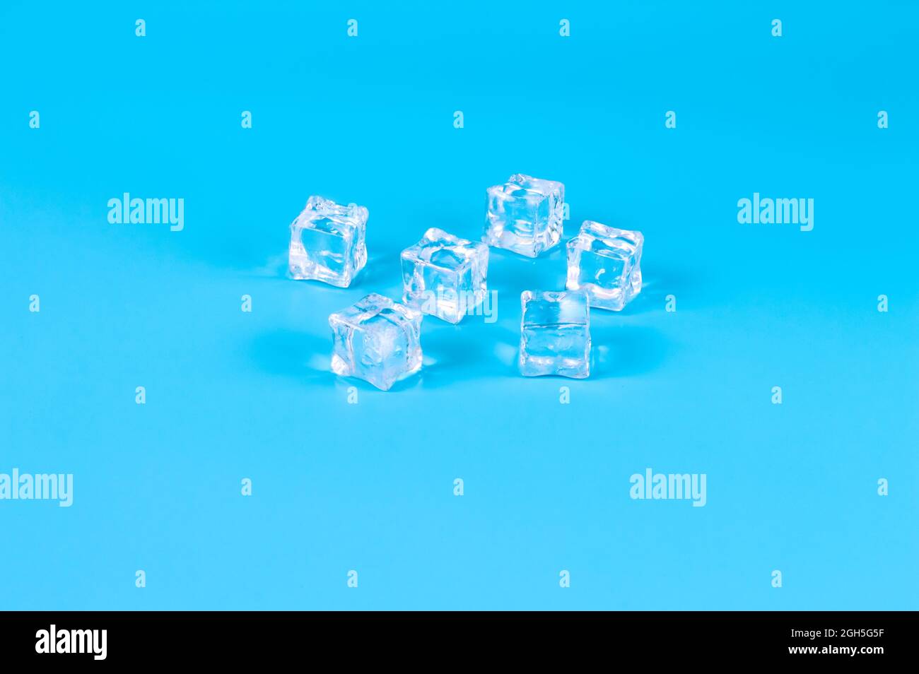5 bagnati, artificiale o finto cubetto di ghiaccio su sfondo bianco Foto  stock - Alamy
