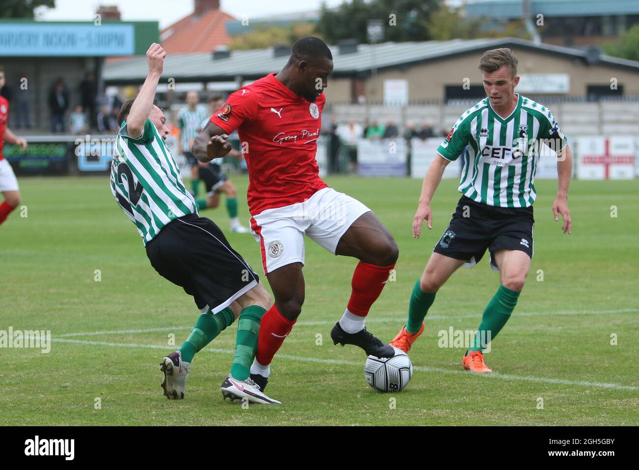 Lee Ndlovu di Brackley Town in azione durante la partita della Vanarama National League North tra Blyth Spartans AFC e Brackley Town a Croft Park, Blyth sabato 4 settembre 2021. (Credit: Will Matthews | MI News) Credit: MI News & Sport /Alamy Live News Foto Stock