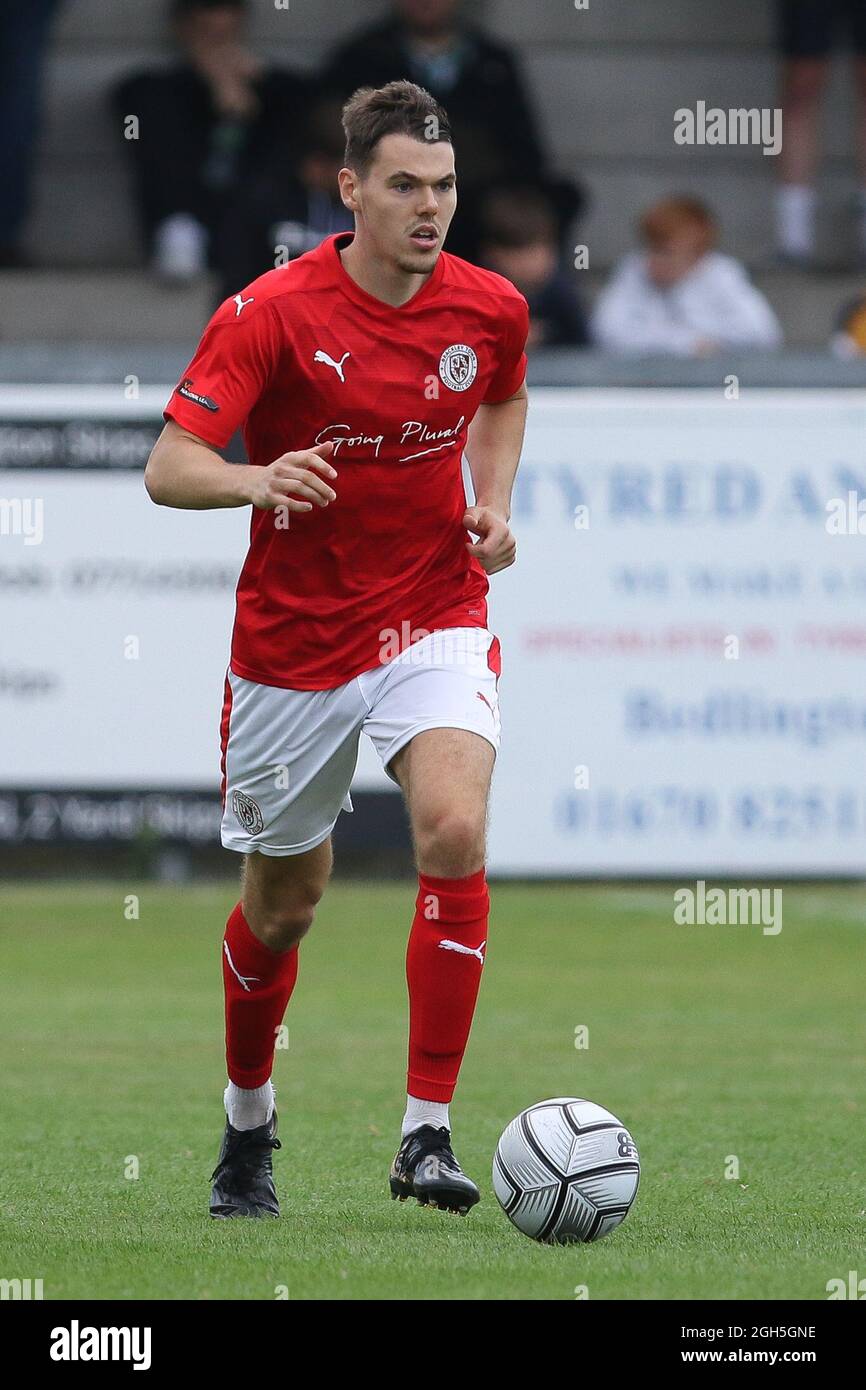 Louis Lomas di Brackley Town in azione durante la partita Vanarama National League North tra Blyth Spartans AFC e Brackley Town a Croft Park, Blyth sabato 4 settembre 2021. (Credit: Will Matthews | MI News) Credit: MI News & Sport /Alamy Live News Foto Stock
