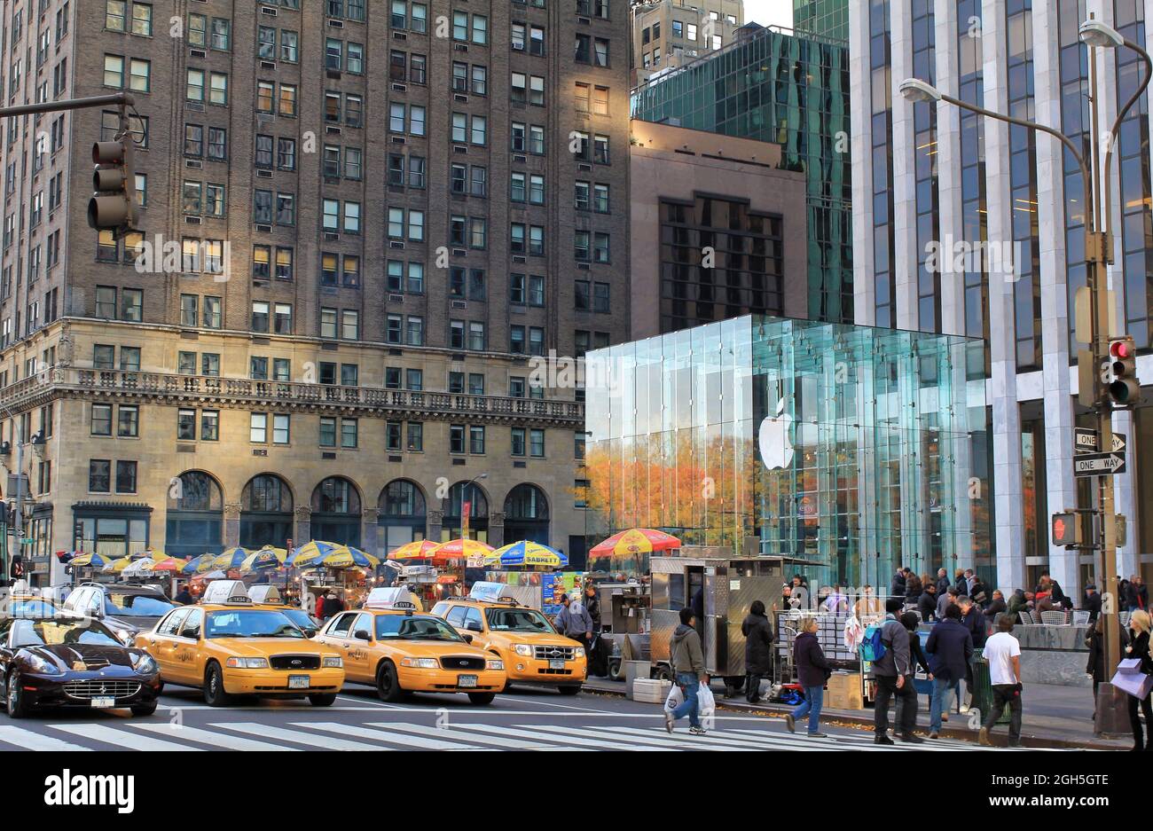 New York, USA - 21 novembre 2010: Cubetti Apple Store e taxi gialli sulla 5th Avenue a New York City. Foto Stock