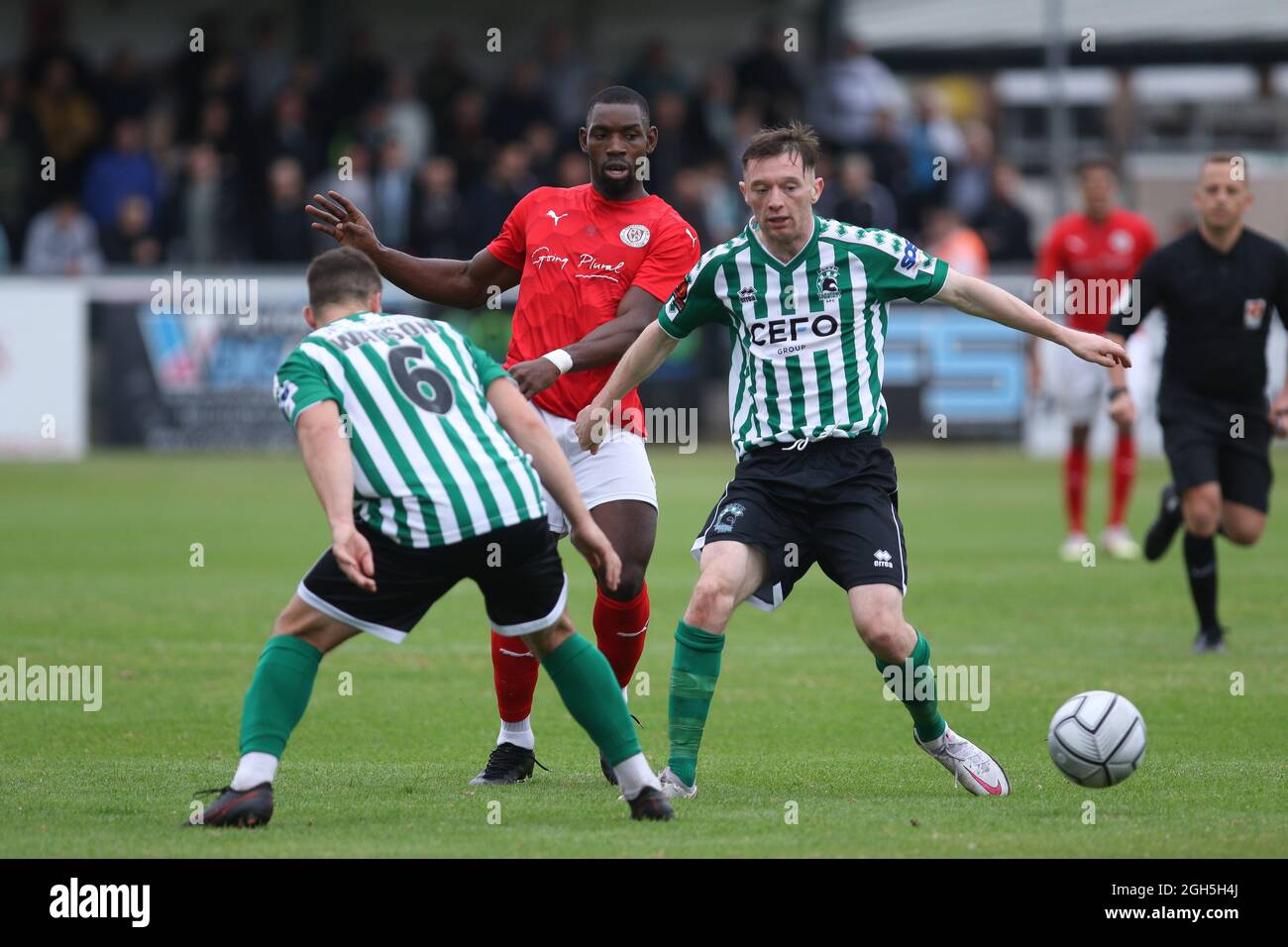 Lee Ndlovu di Brackley Town passa durante la partita della Vanarama National League North tra Blyth Spartans AFC e Brackley Town a Croft Park, Blyth sabato 4 settembre 2021. (Credit: Will Matthews | MI News) Credit: MI News & Sport /Alamy Live News Foto Stock