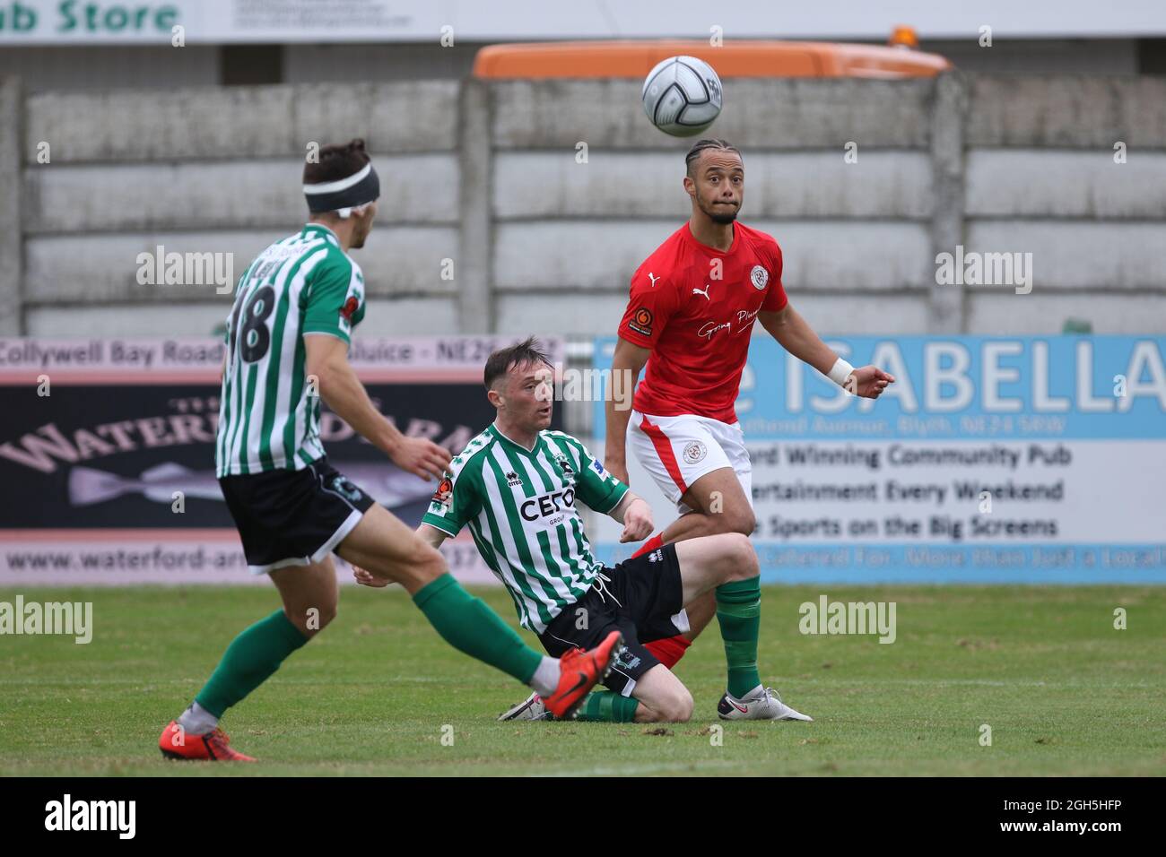 Tre Mitford di Brackley Town attraversa la palla durante la partita della Vanarama National League North tra Blyth Spartans AFC e Brackley Town a Croft Park, Blyth sabato 4 settembre 2021. (Credit: Will Matthews | MI News) Credit: MI News & Sport /Alamy Live News Foto Stock