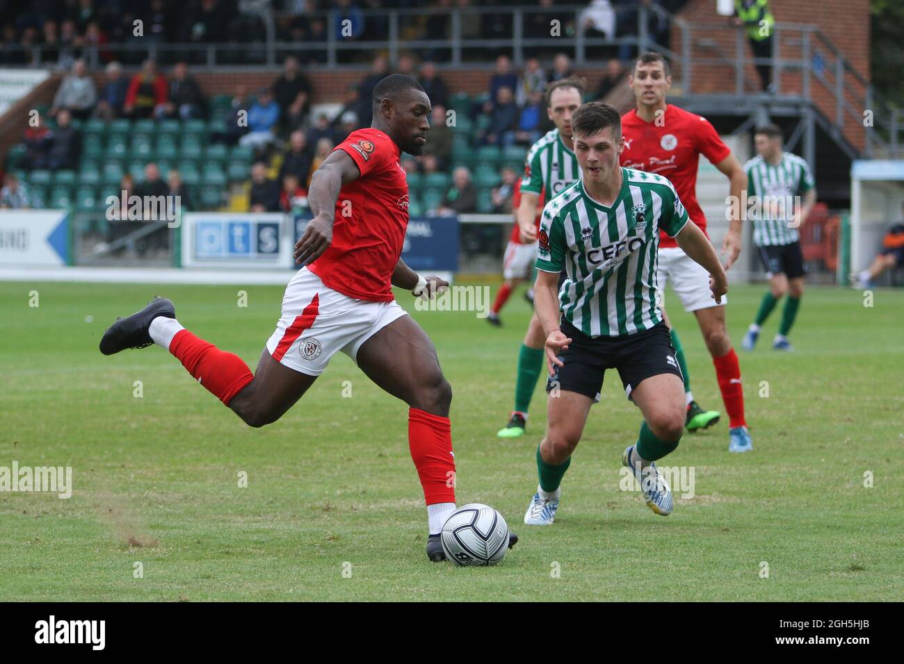 Lee Ndlovu di Brackley Town spara durante la partita della Vanarama National League North tra Blyth Spartans AFC e Brackley Town a Croft Park, Blyth sabato 4 settembre 2021. (Credit: Will Matthews | MI News) Credit: MI News & Sport /Alamy Live News Foto Stock