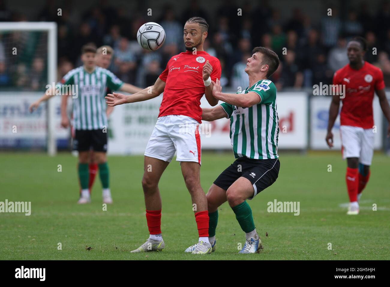 Tre Mitford di Brackley Town e Corey McKeown di Blyth Spartans in azione durante la partita Vanarama National League North tra Blyth Spartans AFC e Brackley Town a Croft Park, Blyth, sabato 4 settembre 2021. (Credit: Will Matthews | MI News) Credit: MI News & Sport /Alamy Live News Foto Stock