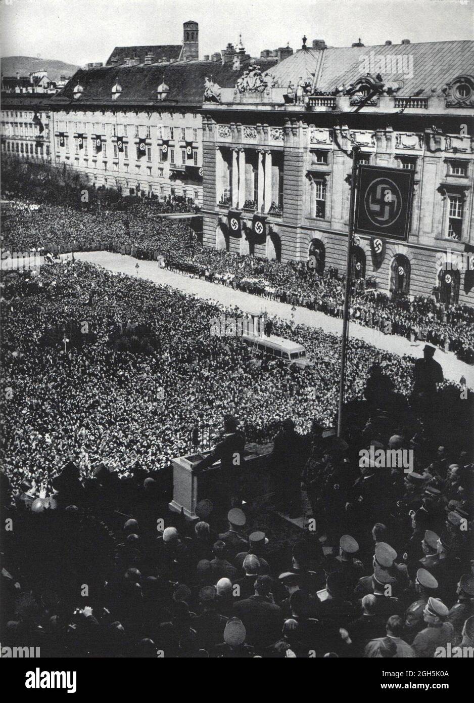 Centinaia di migliaia a Heldenplatz a Vienna il 15 marzo 1938 per celebrare gli Anschluss, l'annessione tedesca nazista dell'Austria Foto Stock