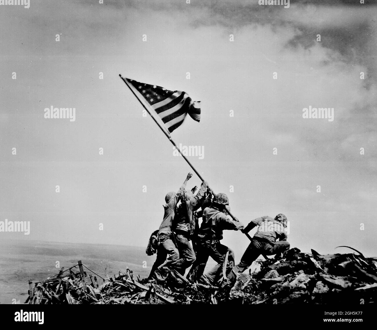 Alzando la bandiera su Iwo Jima nel febbraio 1945 Foto Stock