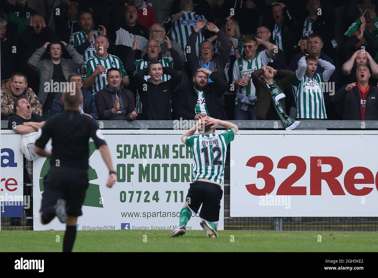 Karl Byrne di Blyth Spartans reagisce con i tifosi durante la partita della Vanarama National League North tra Blyth Spartans AFC e Brackley Town a Croft Park, Blyth sabato 4 settembre 2021. (Credit: Will Matthews | MI News) Credit: MI News & Sport /Alamy Live News Foto Stock
