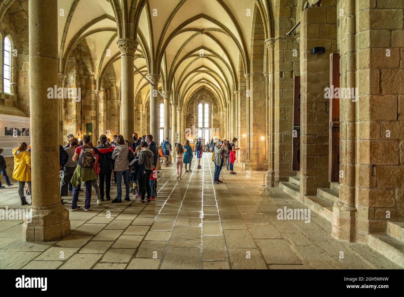 Touristen im Gastraum la Salle des Hotes, Klosterberg Mont Saint-Michel, le Mont-Saint-Michel, Normandie, Frankreich | i turisti al Guest Hall L Foto Stock