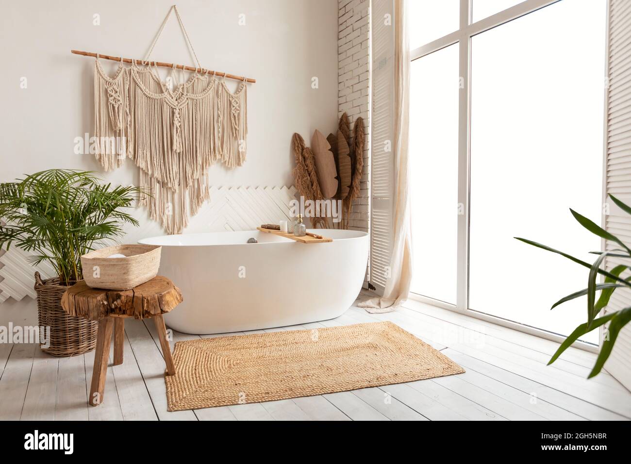 Accogliente bagno vuoto moderno sfondo con vasca bianca e finestra Foto Stock