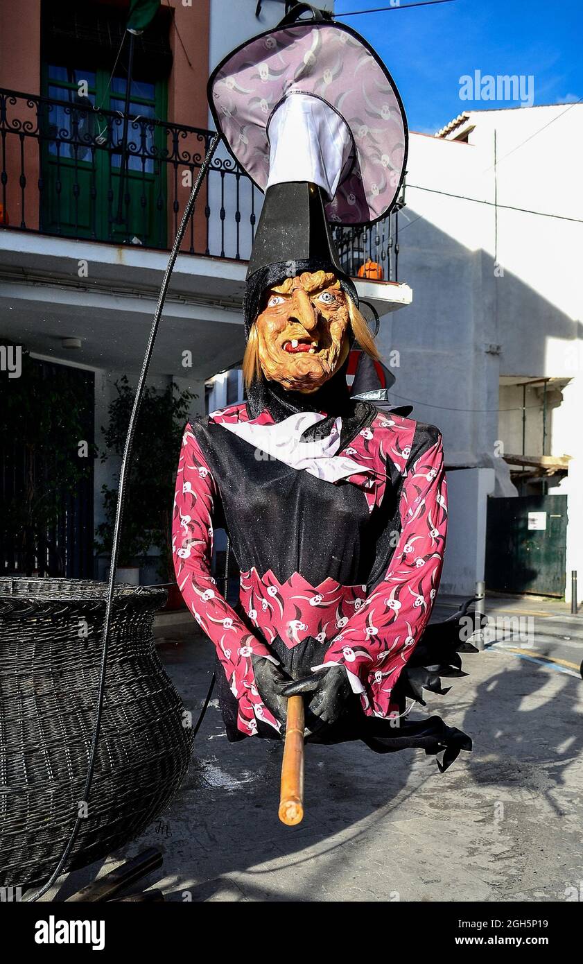 Strega la bambola su una scopa accanto a una pentola a Lanjarón Foto Stock