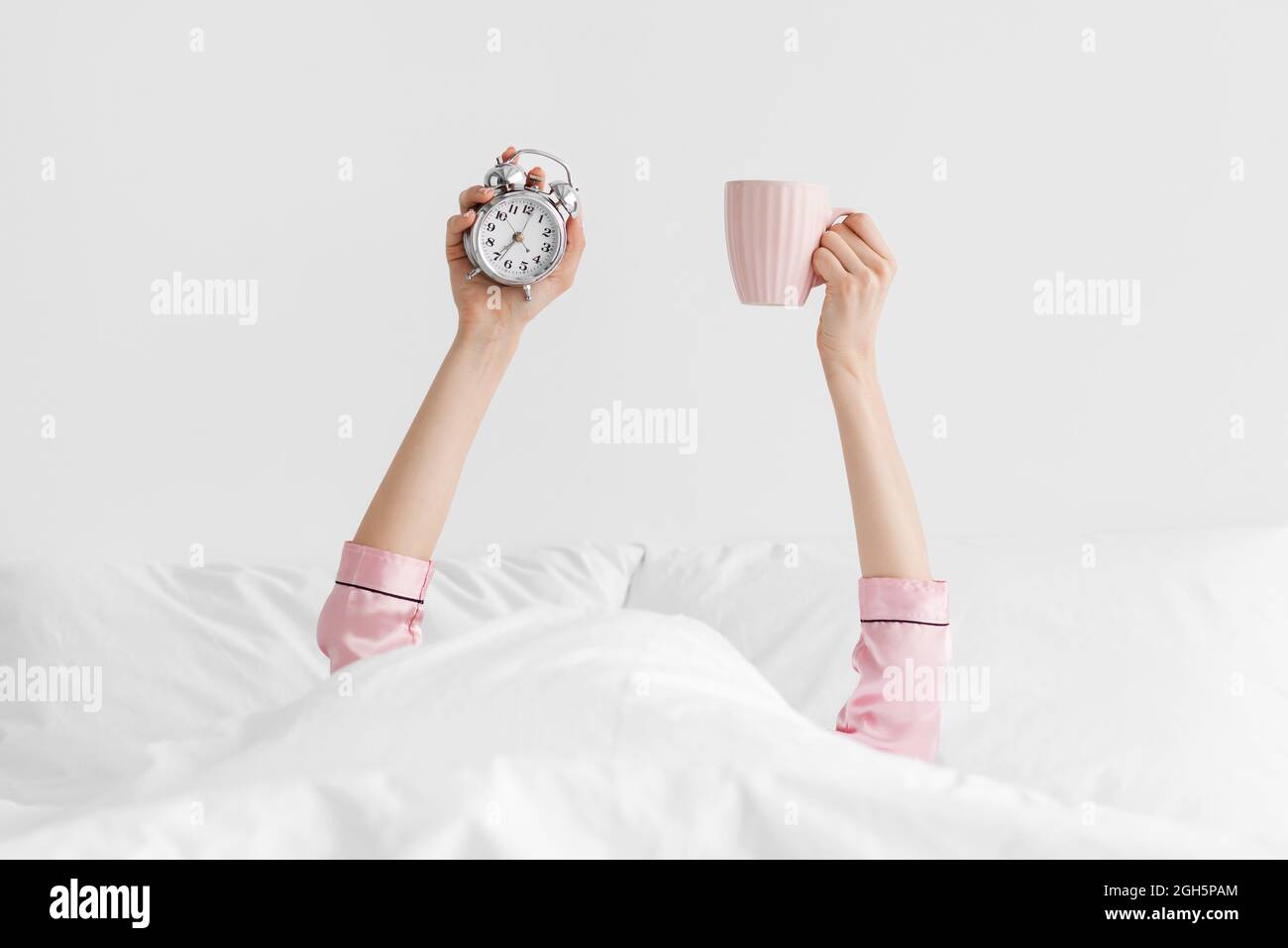 Buongiorno, è ora di lavorare, svegliatevi presto con un caffè fresco e rinvigorente Foto Stock