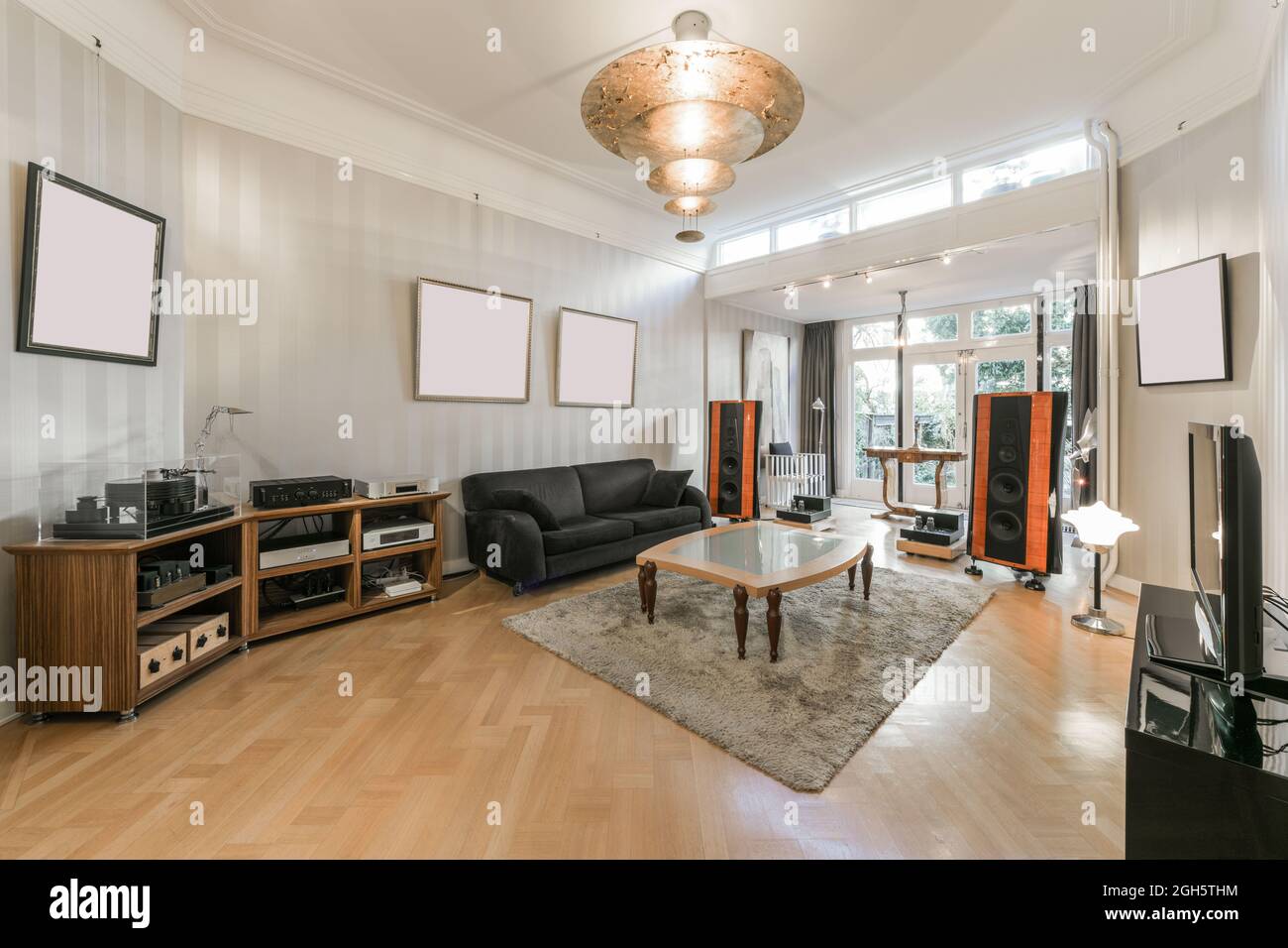 Interno di un ampio salone contemporaneo con impianto stereo e arredamento  confortevole in un nuovo appartamento Foto stock - Alamy