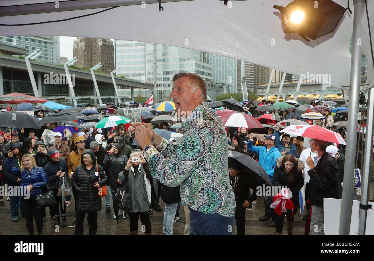 Vancouver, Canada. 05 settembre 2021. Maxime Bernier, leader del Partito popolare del Canada (PPC) tiene un rally a cui hanno partecipato diverse centinaia di sostenitori, nonostante un cambiamento della sede dell'ultimo minuto e una pioggia considerevole al Jack Poole Plaza nel centro di Vancouver British Columbia (BC) sabato 4 settembre, 2021 come la sua campagna MAD MAX tour in Canada durante le elezioni federali del 2021. Sotto la guida di Bernier, la piattaforma PPC sostiene la libera scelta sui vaccini Covid 19, nessun passaporto per vaccini e non va a bordo di una cultura politicamente corretta o annullata. Credit: UPI/Alamy Live News Foto Stock