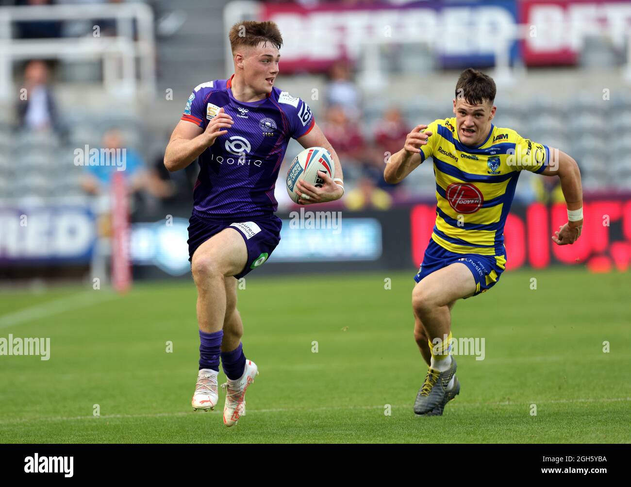 I Warriors Sam Halsall di Wigan corre a distanza dai Wolves di Warrington Josh Thewlis durante la partita della Betfred Super League al St James' Park, Newcastle. Data foto: Domenica 5 settembre 2021. Foto Stock