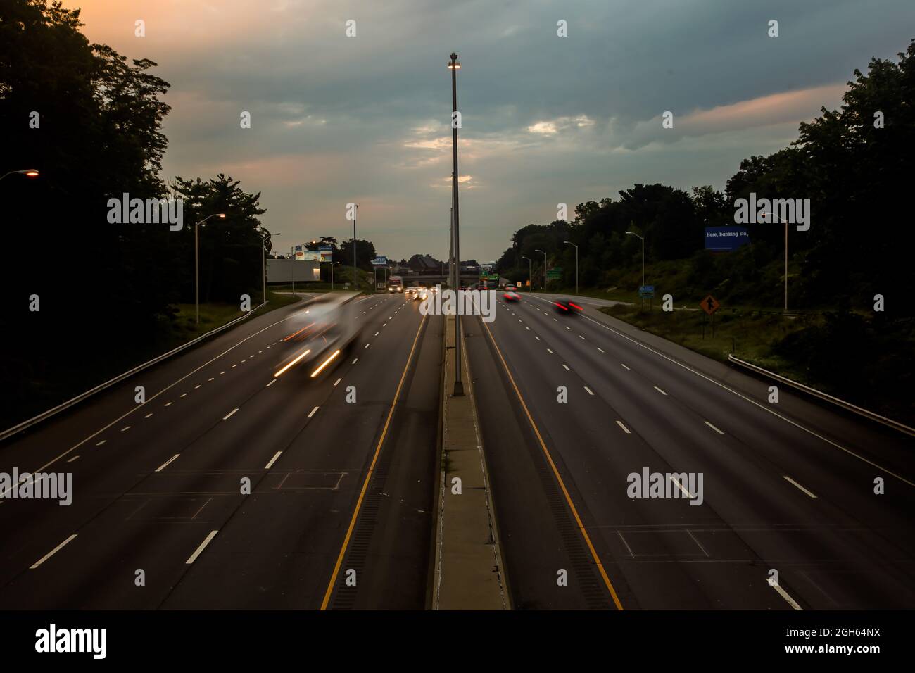 NORWALK, CT, USA- 5 SETTEMBRE 2021: Semafori dal traffico della mattina presto sulla i-95 Foto Stock