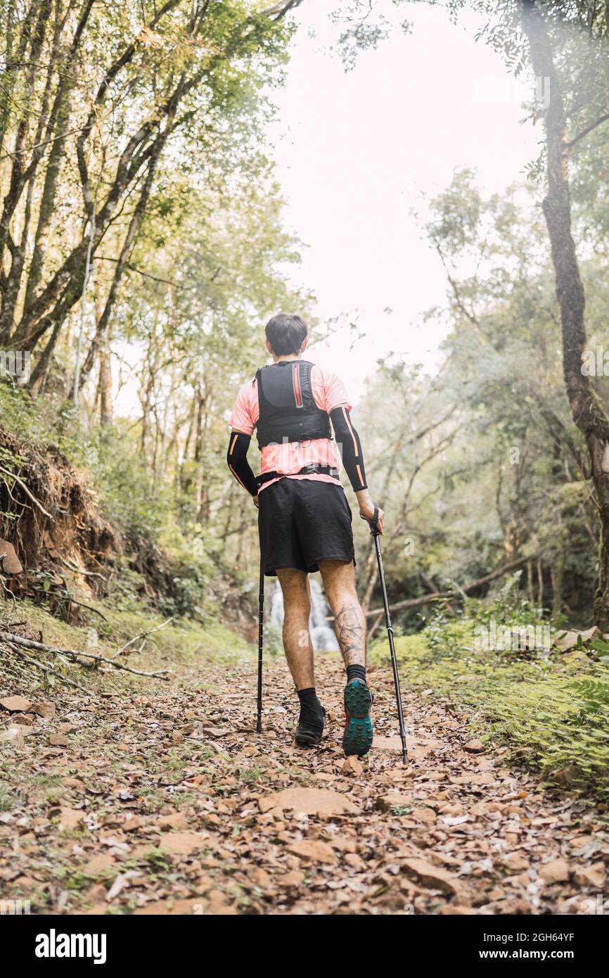 viaggiatore anonimo che cammina in jungles Foto Stock