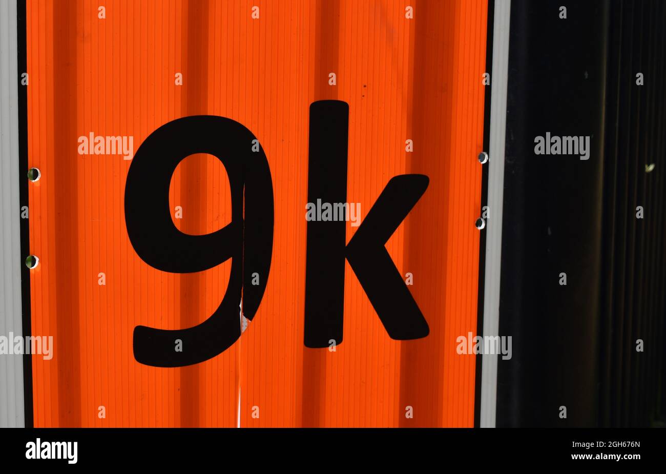 '9k' su sfondo arancione. Foto Stock