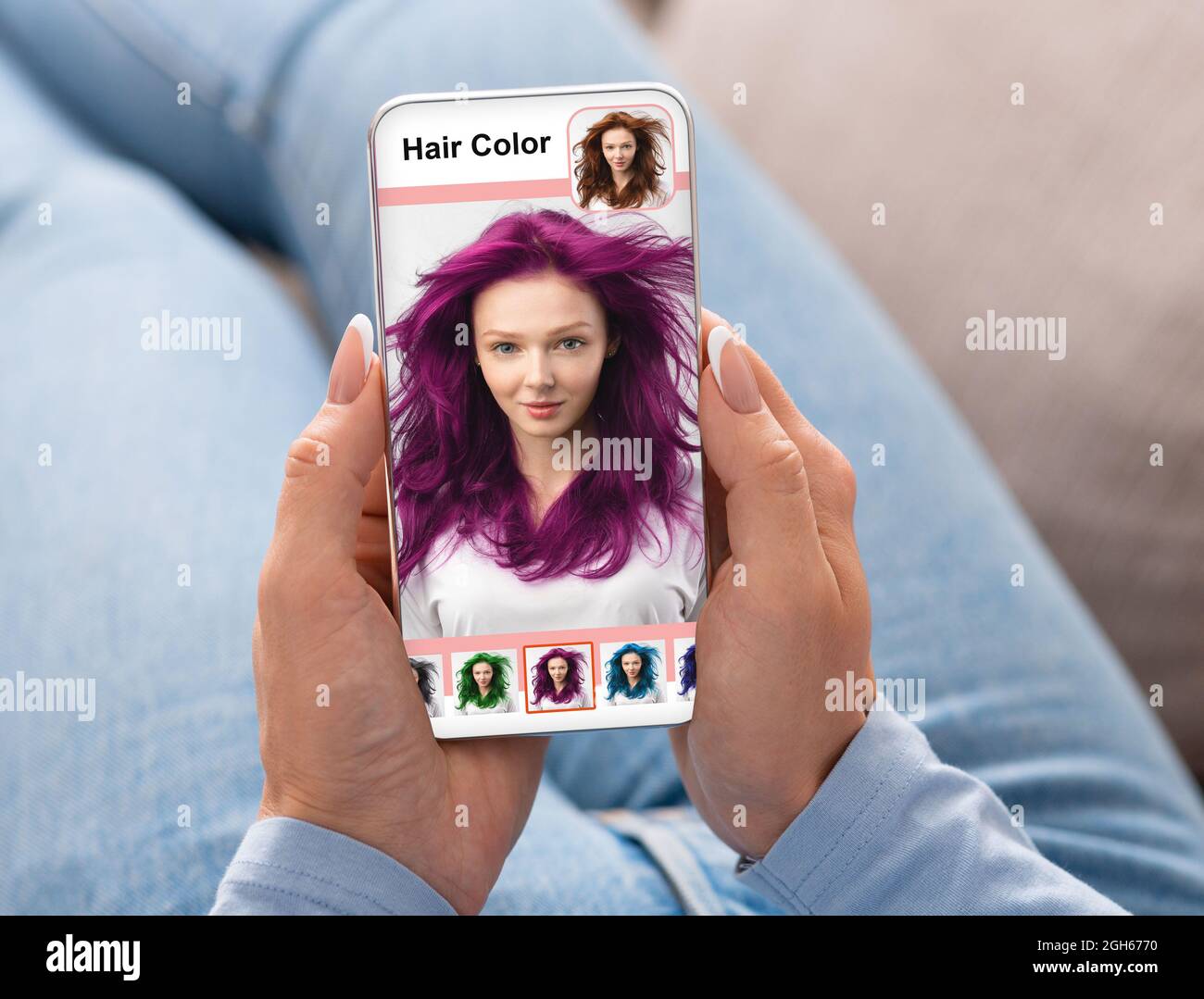 Giovane donna con capelli viola sullo schermo del telefono cellulare Foto Stock