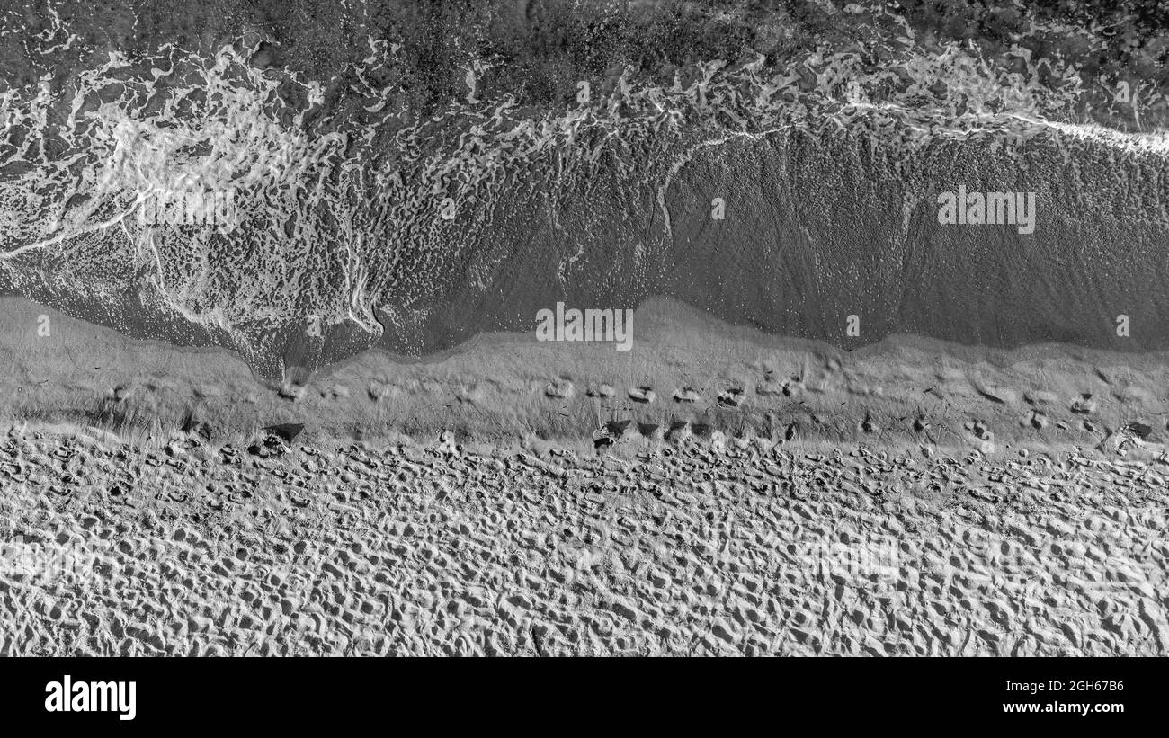 Le onde lavano la spiaggia di Arkution sulla Riviera bulgara Foto Stock