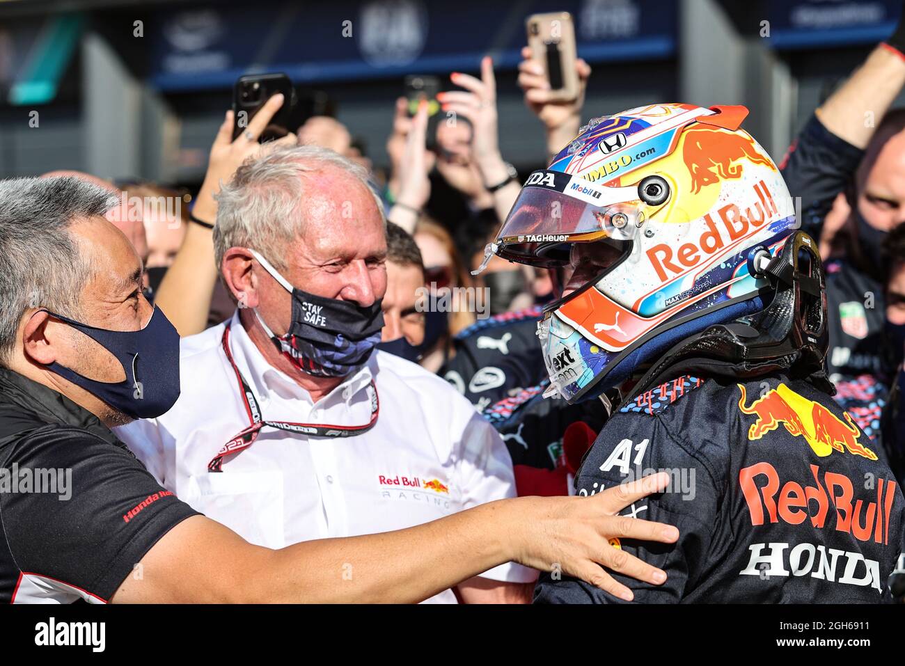 Il vincitore della gara Max Verstappen (NLD) Red Bull Racing festeggia a parc ferme con Masashi Yamamamoto (JPN) Honda Racing F1 Managing Director e Dr Helmut Marko (AUT) Red Bull Motorsport Consultant. 05.09.2021. Formula 1 World Championship, Rd 13, Gran Premio d'Olanda, Zandvoort, Paesi Bassi, Giorno di gara. Il credito fotografico dovrebbe essere: XPB/Press Association Images. Foto Stock