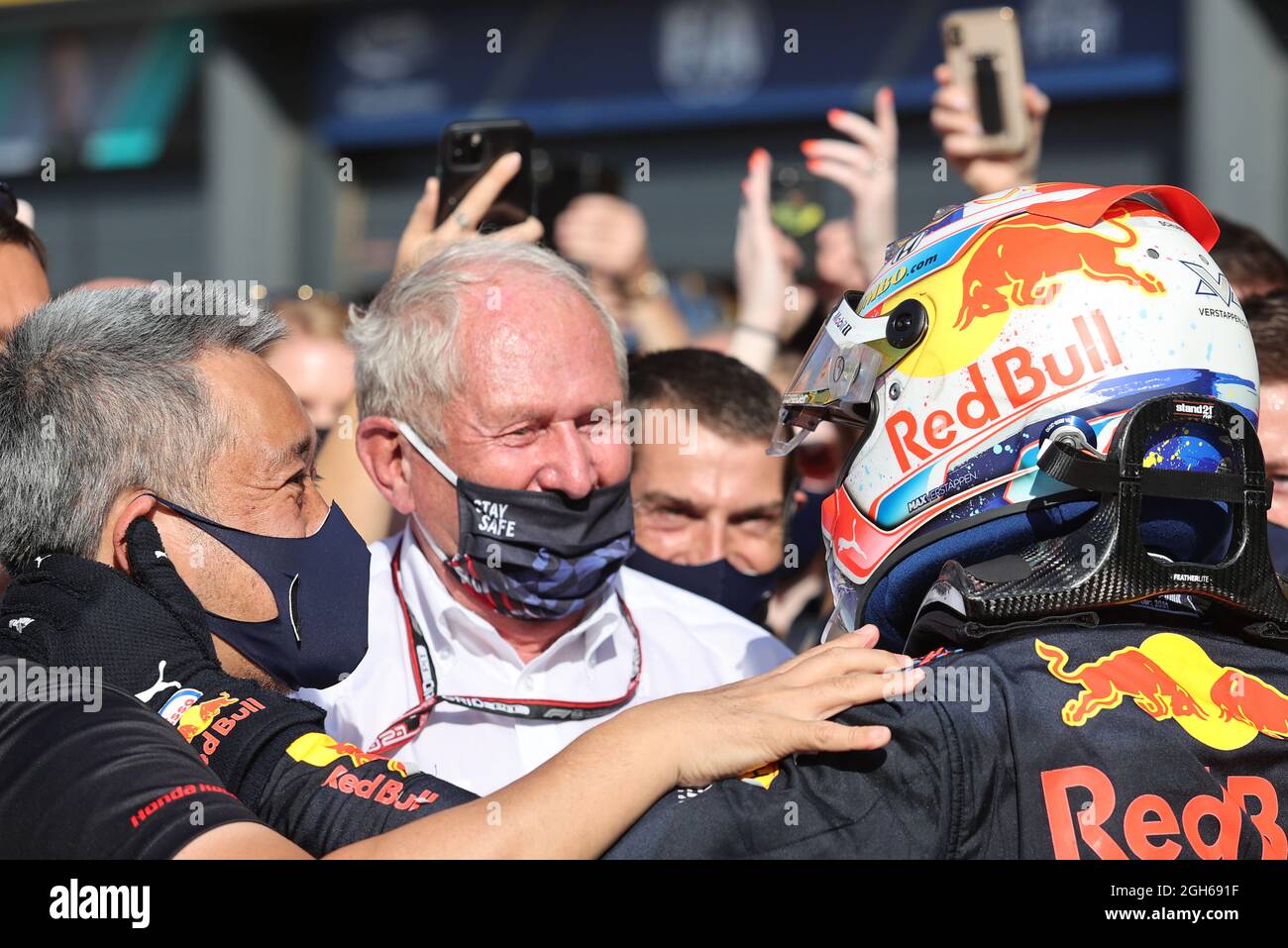 Il vincitore della gara Max Verstappen (NLD) Red Bull Racing festeggia a parc ferme con Masashi Yamamamoto (JPN) Honda Racing F1 Managing Director e Dr Helmut Marko (AUT) Red Bull Motorsport Consultant. 05.09.2021. Formula 1 World Championship, Rd 13, Gran Premio d'Olanda, Zandvoort, Paesi Bassi, Giorno di gara. Il credito fotografico dovrebbe essere: XPB/Press Association Images. Foto Stock