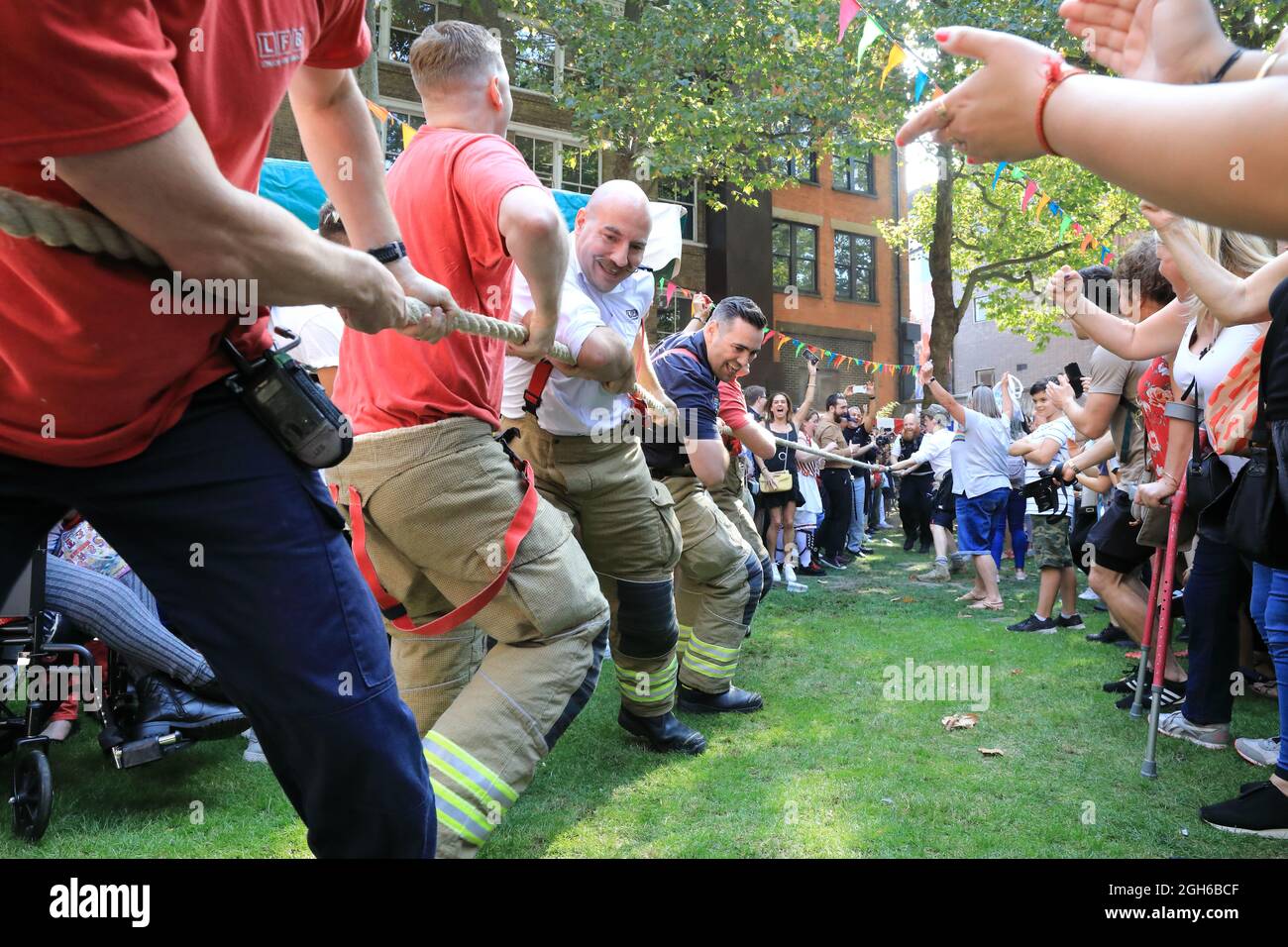 Londra, Regno Unito, 5 settembre 2021. Il sole splinse sull'annuale Soho Village Fete, mentre i Vigili del fuoco battono la polizia Met 2-0 nel buon nato annuale Tug di guerra. Monica Wells/Alamy Live News Foto Stock