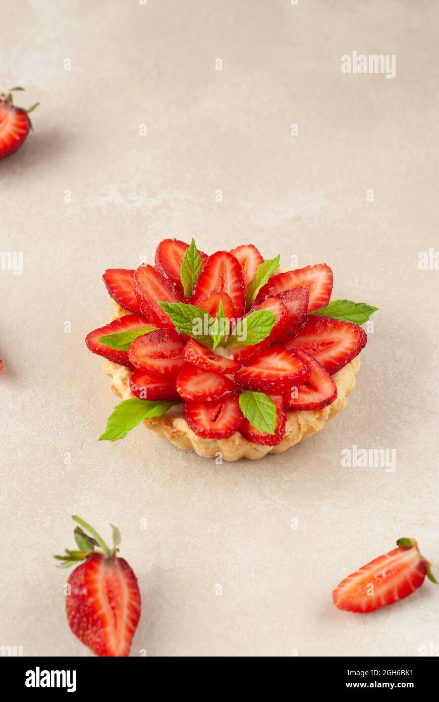 Crostata con panna e fragola Foto Stock