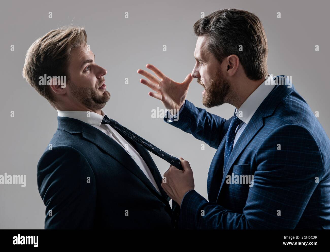 due uomini d'affari arrabbiati che lottano e sostengono avere lotta per la leadership, rivalità. Foto Stock