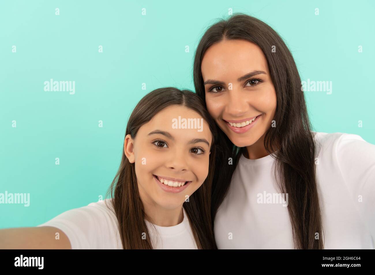 bambino ragazza teen con mamma che fa selfie. valori di famiglia e di unione. sorriso positivo Foto Stock