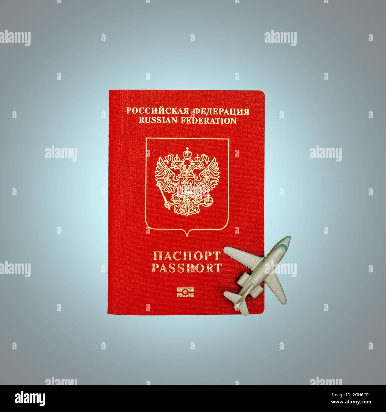 Aereo giocattolo e passaporto russo. Il concetto di inizio della stagione turistica e l'eliminazione delle restrizioni sul riposo. Vista dall'alto Foto Stock