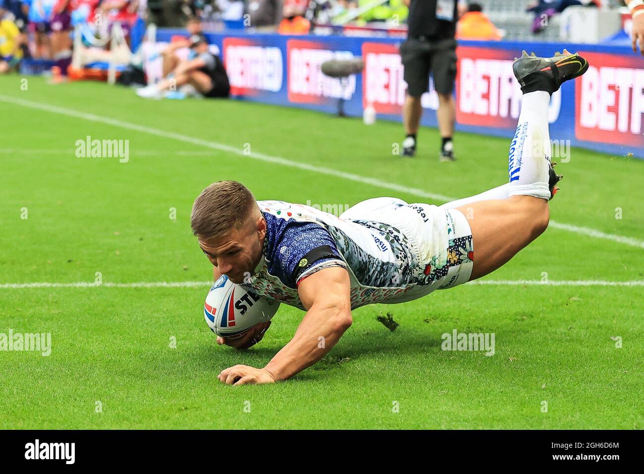 Matty Russell (2) di Leigh Centurions va oltre per una prova Foto Stock