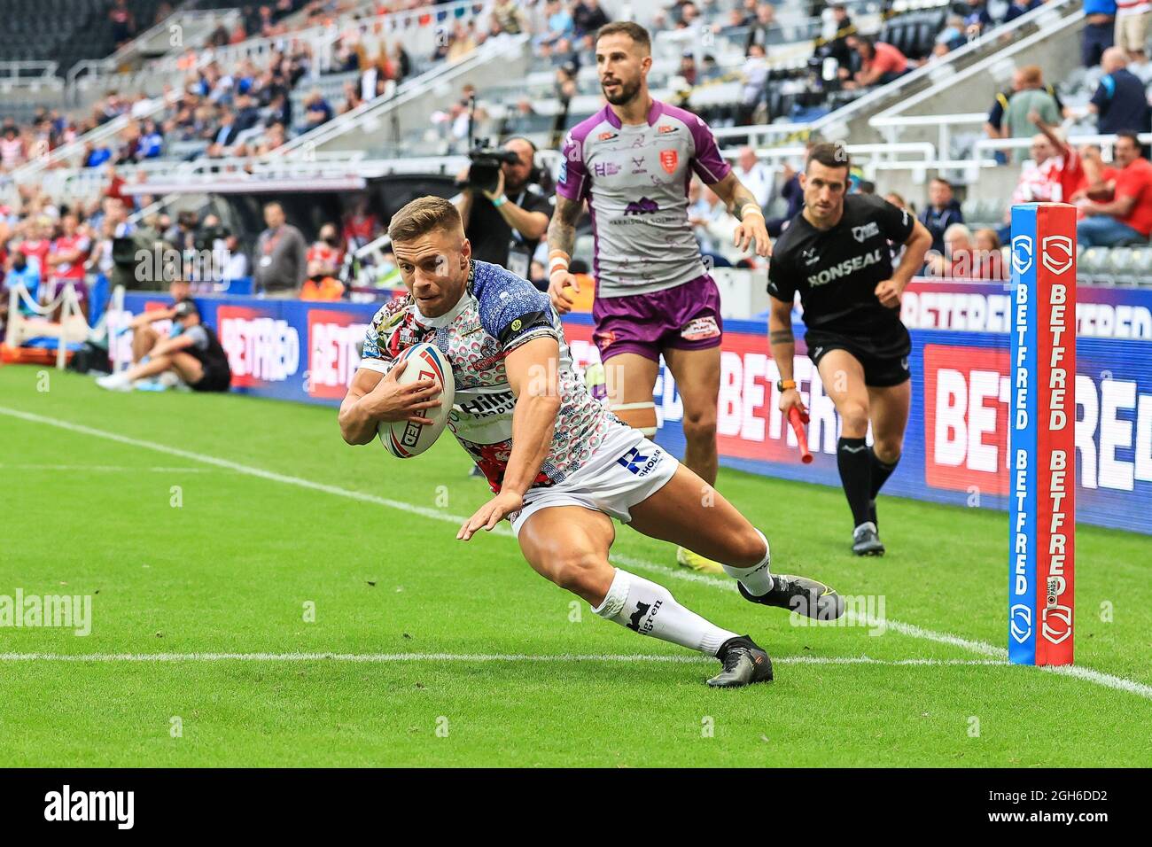 Matty Russell (2) di Leigh Centurions va oltre per una prova in, il 9/5/2021. (Foto di Mark Cosgrove/News Images/Sipa USA) Credit: Sipa USA/Alamy Live News Foto Stock