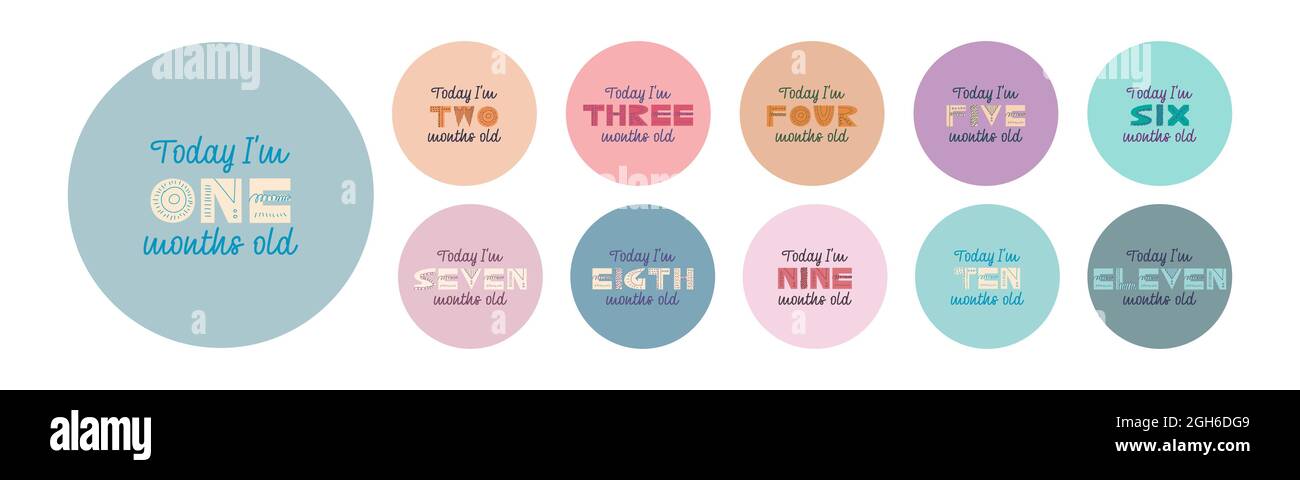 Set di adesivi vettoriali per lettere oggi sono 1, 2, 3, 4, 5, 6, 7, 8, 9, 10, 11, 12 mesi. Biglietto di auguri per buon compleanno per il bambino sotto un anno Illustrazione Vettoriale