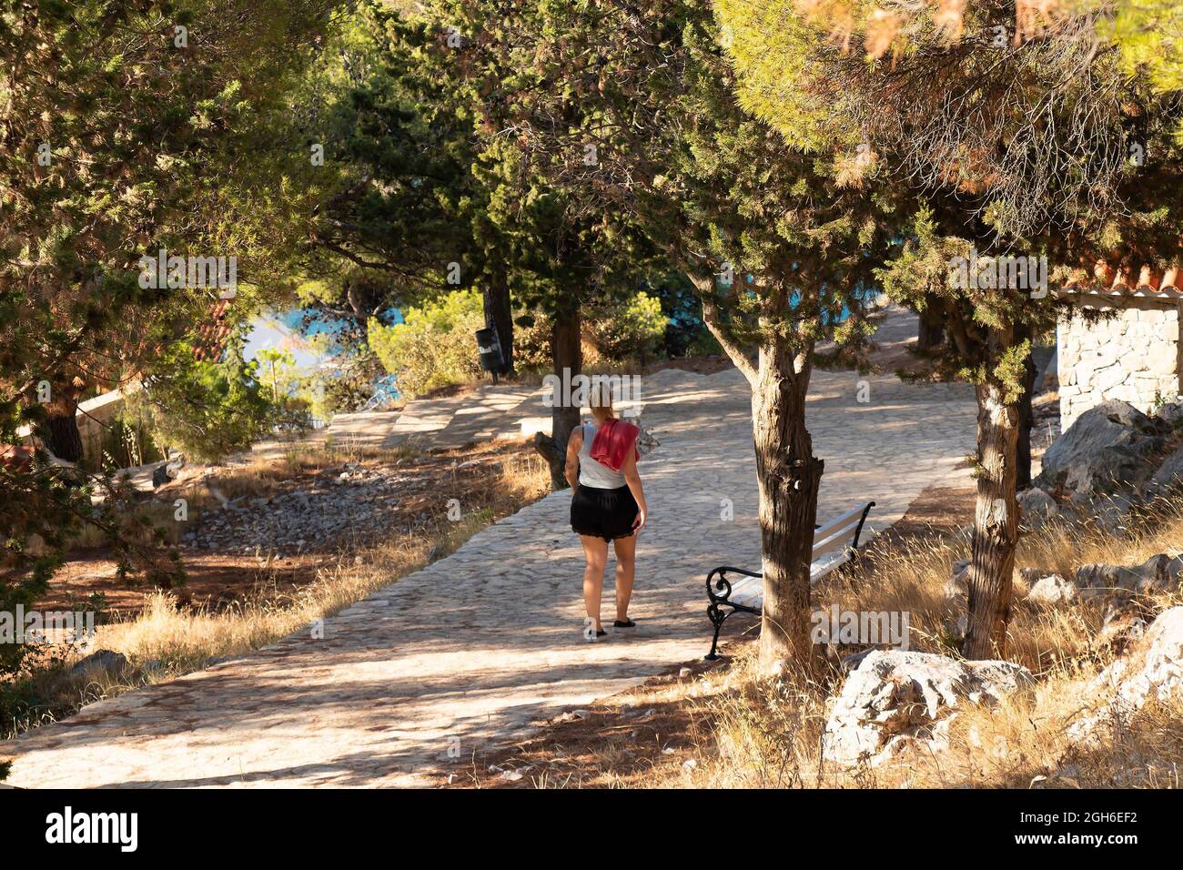 Tribunj, Croazia - 6 agosto 2021: Passeggiata con pini sulla collina di San Nicola con sentiero pedonale Foto Stock