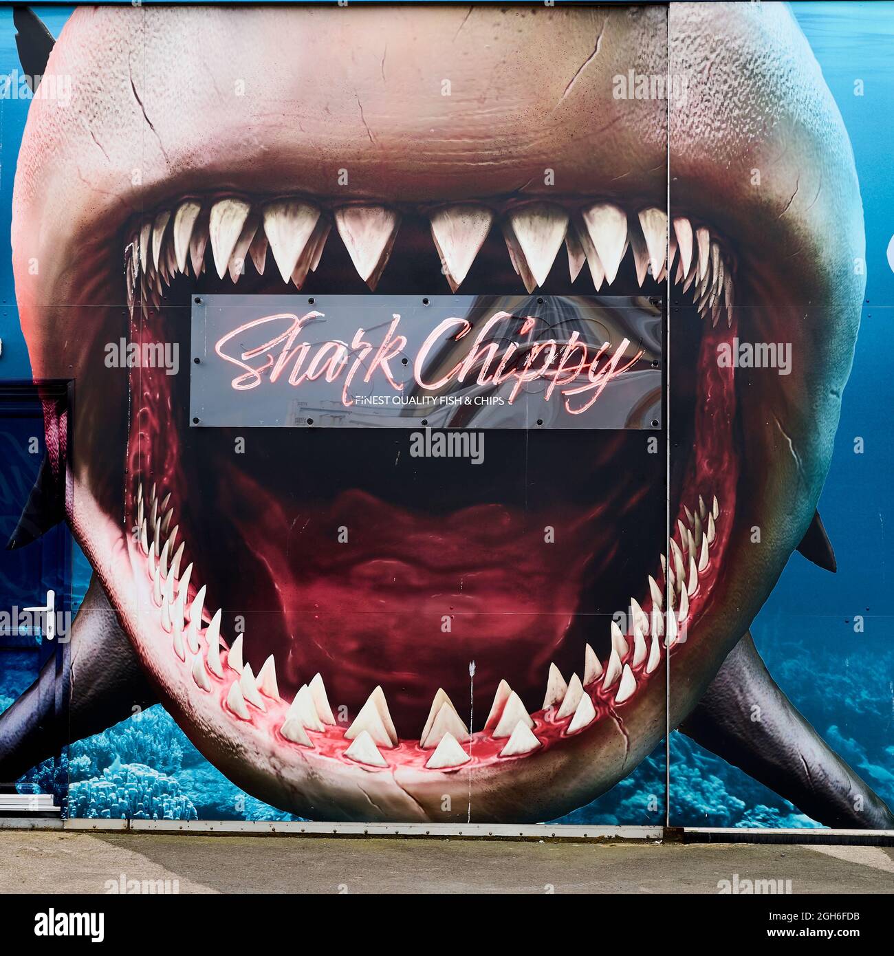 Cartello per lo Shark Chippy sul molo di Fleetwood Foto Stock