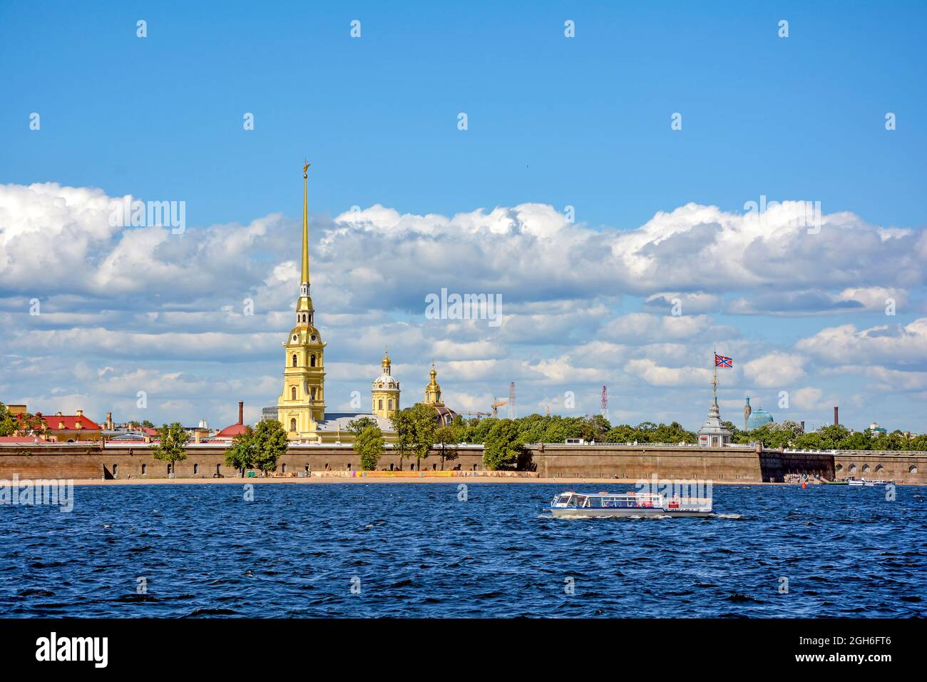 Fortezza storica di San Pietro sulle rive del fiume Neva a St. Pertersburg, Russia in un giorno di suny Foto Stock