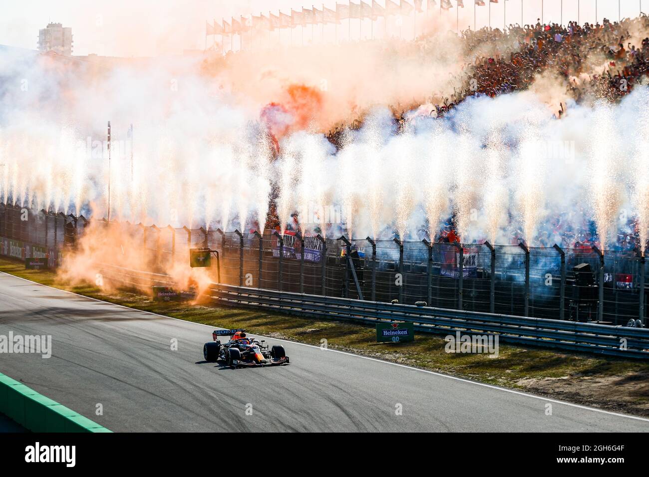 VERSTAPPEN Max (ned), Red Bull Racing Honda RB16B, in azione celebrando la sua vittoria davanti alla folla durante il Gran Premio olandese di Formula 1 Heineken 2021, 13° round del Campionato del mondo FIA Formula uno 2021 dal 3 al 5 settembre 2021 sul circuito di Zandvoort, a Zandvoort, Olanda - Foto Florent Gooden / DPPI Foto Stock