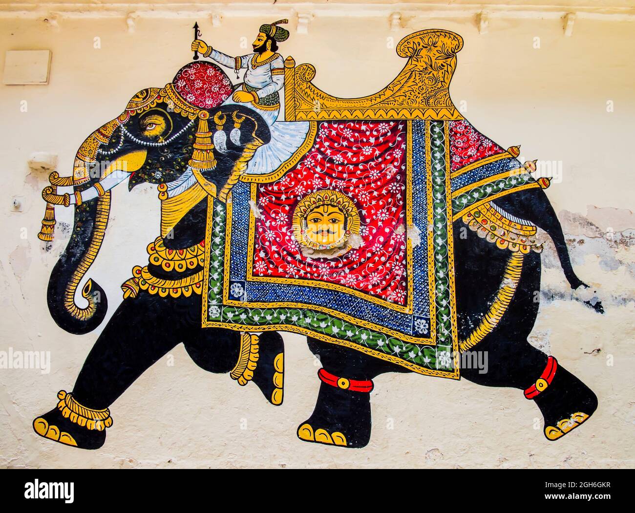 Splendido affresco con elefante finemente decorato con tradizionali ornamenti e tessuti indiani, City Palace, Udaipur, Rajasthan, India Foto Stock