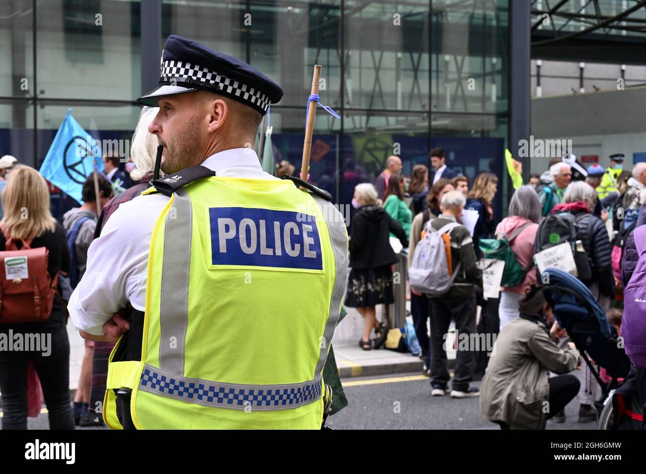 Ufficiale di polizia, Rebellion di estinzione, Green Wash Action Day, London protesta Day Ten, Westminster, Londra. REGNO UNITO Foto Stock