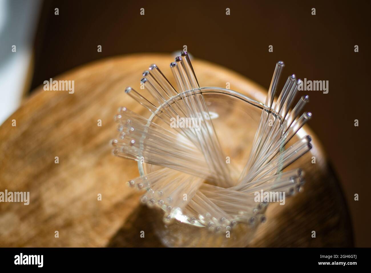 Una serie di provette NMR pulite in un becher in un laboratorio di chimica per la ricerca biotecnologica per lo sviluppo di farmaci Foto Stock