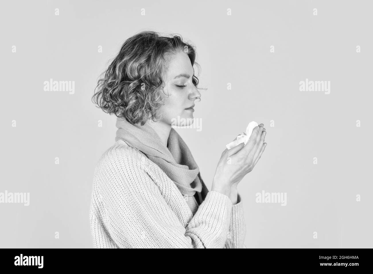 Cattivo stato di salute. Malattie contagiose. Coronavirus, nuovo virus cinese. Epidemia di pandemia. Ceppo nCoV. Concetto di salute femminile Foto Stock