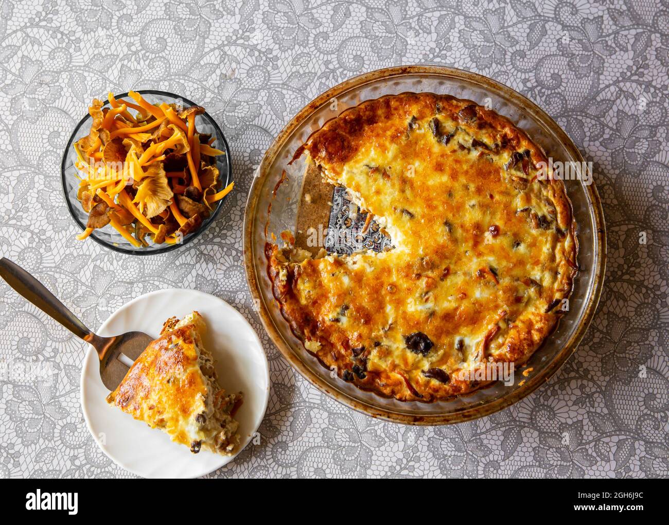 Torta salmastra o quiche fatte con Craterellus lutescens o Canthaarellus lutescens o Canthaarellus xantopus o Canthaarellus aurora, comunemente noto come yell Foto Stock