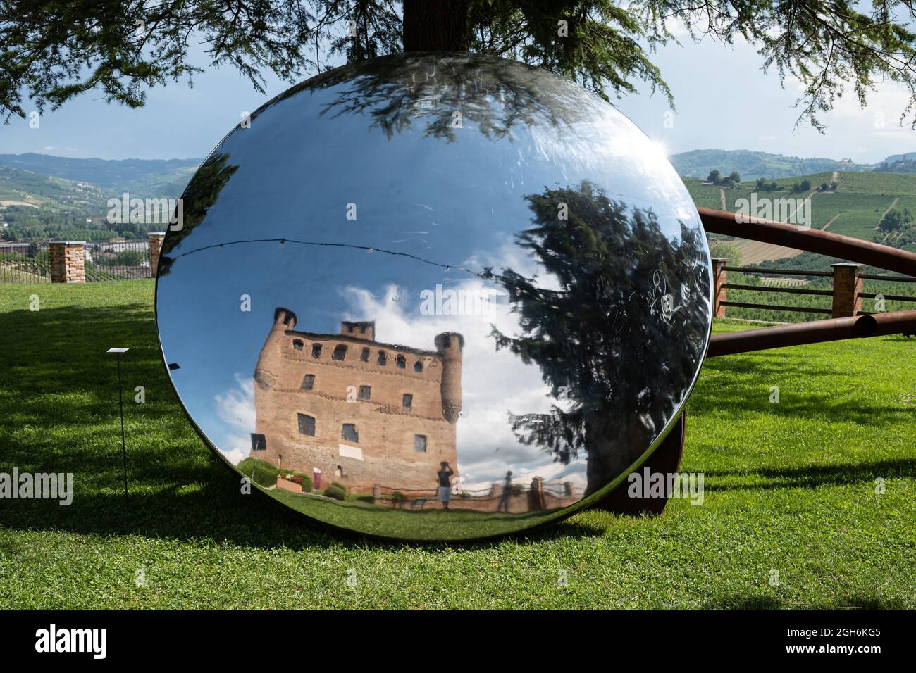 Enorme specchio circolare riflette l'immagine del castello di Grinzane Cavour Foto Stock