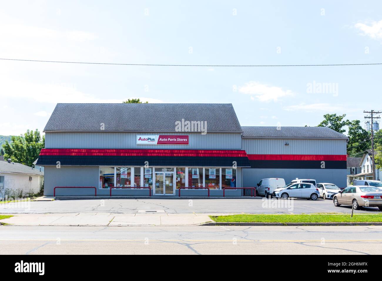 OLEAN, NY, USA-14 AGOSTO 2021: Negozio Auto Plus Auto Parts, uno di una catena nazionale. Foto Stock