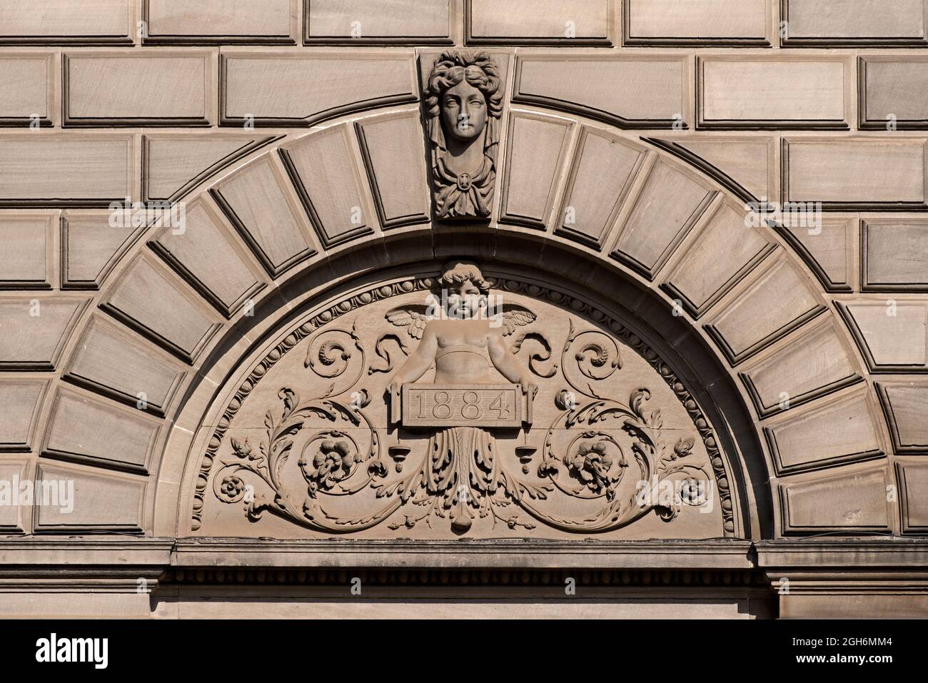Frontone decorativo porta al 101-103 George Street, Edimburgo. Originariamente una filiale della Bank of Scotland e ora il Contini's Restaurant. Foto Stock
