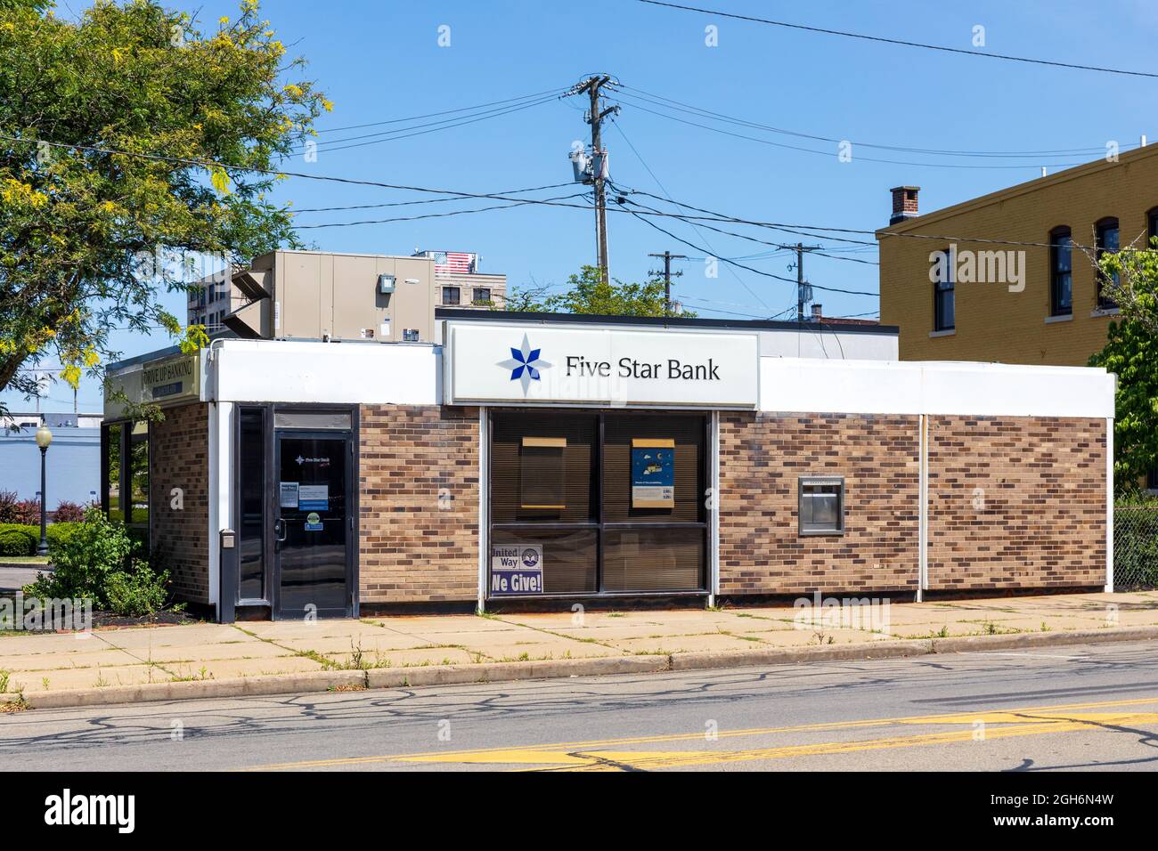 OLEAN, NY, USA-14 AGOSTO 2021: Un ramo di Five Star Bank, edificio, logo e segno. Foto Stock