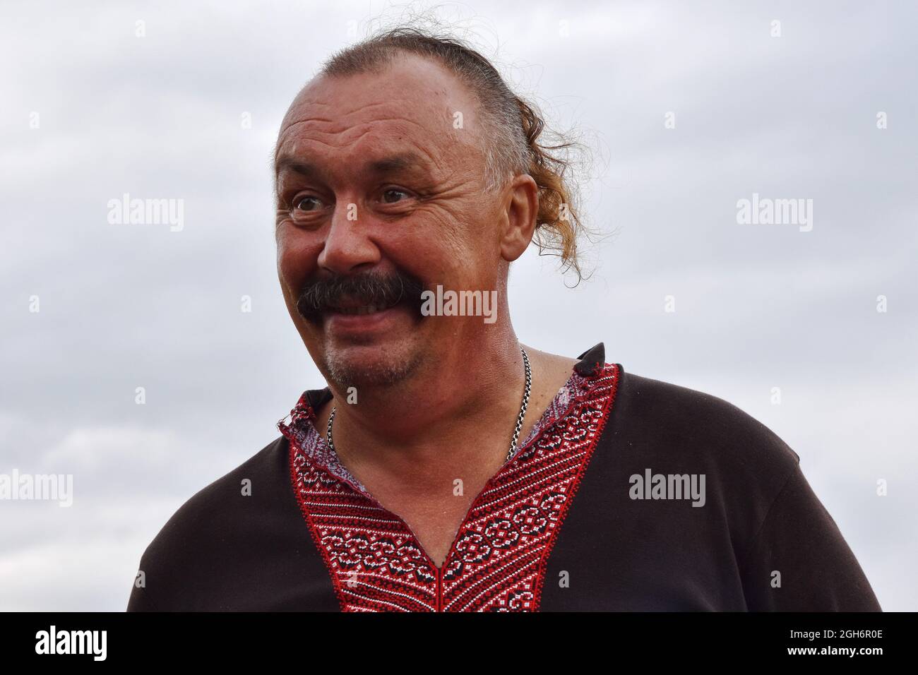 Kramatorsk, Ucraina. 4 settembre 2021. Un uomo visto vestito in un abbigliamento nazionale ucraino (vyshyvanka) durante il festival etnico a Kramatorsk. Il 6° festival etnico dell'arte dilettante dedicato al pittore ucraino di arte popolare e artista di arte ingenua Maria Prymachenko. L'Ucraina è famosa per le sue tradizioni vivaci e la dinamica vita culturale, che attrae sempre più visitatori in questo bellissimo paese. Credit: SOPA Images Limited/Alamy Live News Foto Stock