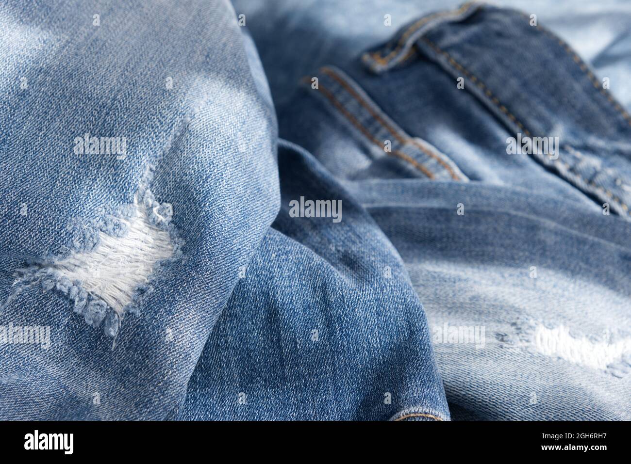 sfondo di jeans strappati blu sbriciolati. Primo piano Foto Stock