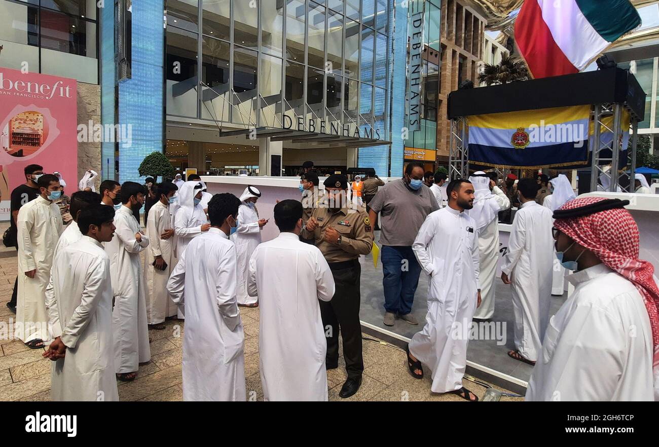 Farwaniya Governatorato, Kuwait. 5 settembre 2021. I funzionari dell'esercito del Kuwait comunicano con il giovane Kuwaitis in uno stand all'interno di un centro commerciale a Farwaniya Governorate, Kuwait, il 5 settembre 2021. Domenica il Ministero della Difesa del Kuwait ha lanciato una campagna di sensibilizzazione per il reclutamento militare nel paese. Credit: Asad/Xinhua/Alamy Live News Foto Stock