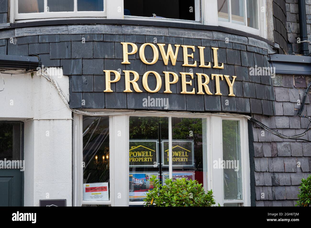 Cork, Irlanda - 14 luglio 2021: Il cartello per Powell Property nella città di Cork Foto Stock